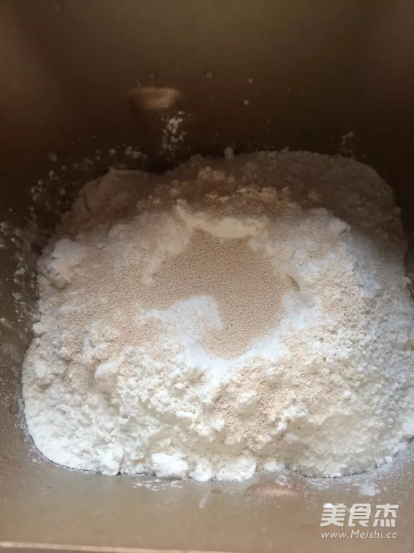 五星级酒店级别的<a href=/shicai/mimian/NaiLao/index.html target=_blank><u>奶酪</u></a>包的做法