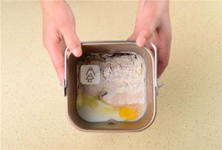 花朵豆沙<a href=/shicai/mimian/MianBao/index.html target=_blank><u>面包</u></a>