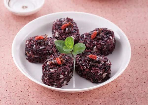 <a href=/shicai/shucai/YangCong/index.html target=_blank><u>洋葱</u></a>冰食谱:高纤<a href=/shicai/mimian/ZiMi/index.html target=_blank><u>紫米</u></a>糕。(图片/人类智库提供)