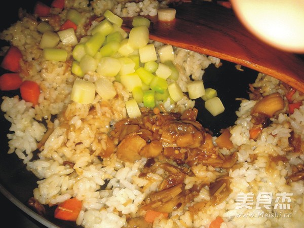 菌菇酱炒饭的做法