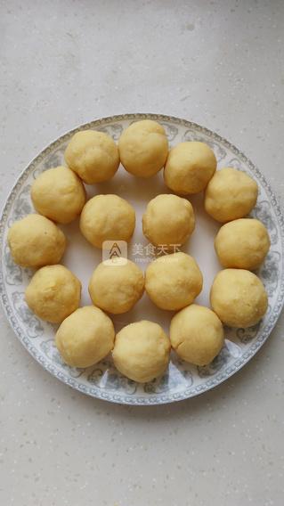 乳酪<a href=/shicai/mimian/LvDou/index.html target=_blank><u>绿豆</u></a>蓉月饼