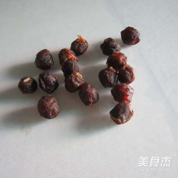 酒糟<a href=/shicai/guopin/GuiYuan/index.html target=_blank><u>桂圆</u></a>煮汤圆的做法