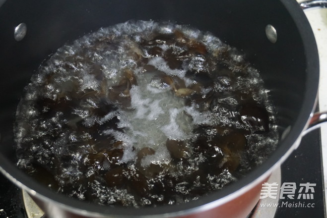 凉拌<a href=/shicai/shucai/MuEr/index.html target=_blank><u>木耳</u></a>的做法