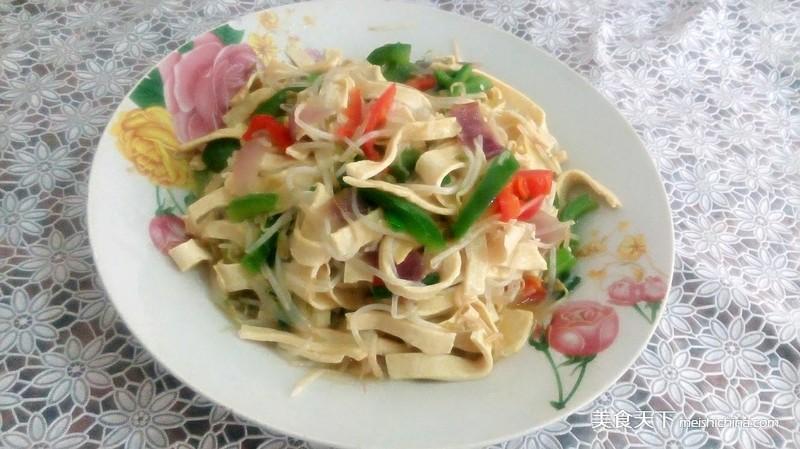 双椒<a href=/shicai/shucai/DouYa/index.html target=_blank><u>豆芽</u></a>炒<a href=/shicai/mimian/DouPi/index.html target=_blank><u>豆皮</u></a>丝