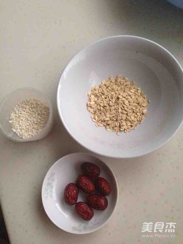 红<a href=/shicai/guopin/Zao/index.html target=_blank><u>枣</u></a><a href=/shicai/mimian/YanMai/index.html target=_blank><u>燕麦</u></a>粥的做法