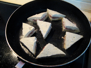 煎酿<a href=/shicai/mimian/DouFu/index.html target=_blank><u>豆腐</u></a>夹