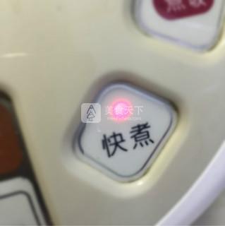 <a href=/shicai/rouqin/PaiGu/index.html target=_blank><u>排骨</u></a><a href=/shicai/shucai/TuDou/index.html target=_blank><u>土豆</u></a>焖饭