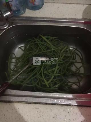 自制简易干<a href=/shicai/shucai/JiangDou/index.html target=_blank><u>豇豆</u></a>