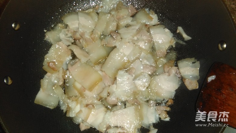 <a href=/shicai/shucai/QingJiao/index.html target=_blank><u>青椒</u></a>炒回锅肉的做法