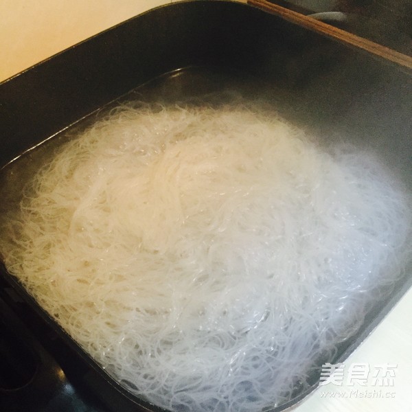 番茄<a href=/shicai/mimian/MiFen/index.html target=_blank><u>米粉</u></a>的做法