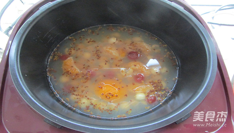 <a href=/shicai/shucai/GuiHua/index.html target=_blank><u>桂花</u></a>果味<a href=/shicai/guopin/LianZi/index.html target=_blank><u>莲子</u></a>汤的做法