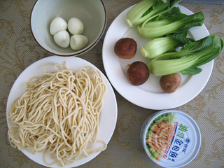 <a href=/shicai/shuichanpin/JinQiangYu/index.html target=_blank><u>金枪鱼</u></a><a href=/shicai/shucai/XiangGu/index.html target=_blank><u>香菇</u></a>面