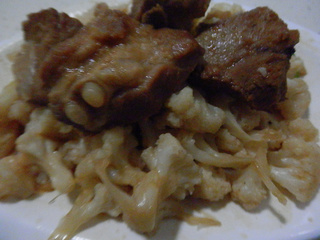 <a href=/shicai/rouqin/PaiGu/index.html target=_blank><u>排骨</u></a>烧<a href=/shicai/shucai/HuaCai/index.html target=_blank><u>花菜</u></a>