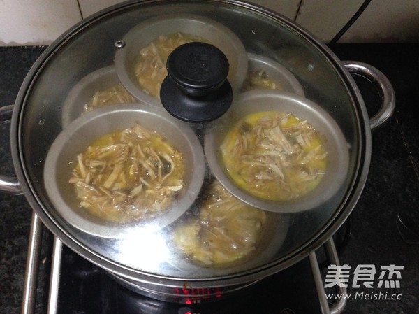 酱拌手撕肉<a href=/shicai/rouqin/JiDan/index.html target=_blank><u>鸡蛋</u></a>饼汉堡的做法