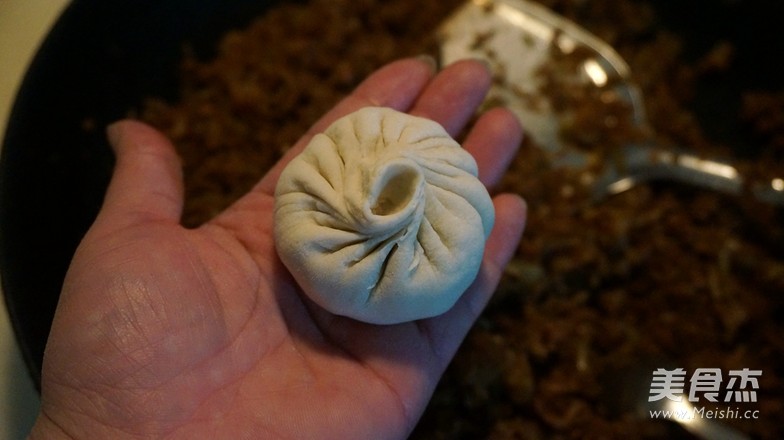 <a href=/shicai/rouqin/ZhuRou/index.html target=_blank><u>猪肉</u></a><a href=/shicai/shucai/LuoBo/index.html target=_blank><u>萝卜</u></a>丝包子的做法