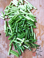 家常<a href=/shicai/shucai/SuanTai/index.html target=_blank><u>蒜薹</u></a>烧<a href=/shicai/shuichanpin/BoYu/index.html target=_blank><u>鲅鱼</u></a>步骤2