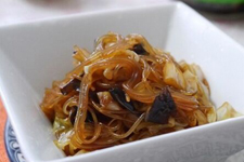 圆<a href=/shicai/shucai/BaiCai/index.html target=_blank><u>白菜</u></a>炒<a href=/shicai/mimian/FenSi/index.html target=_blank><u>粉丝</u></a>