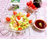 <a href=/shicai/guopin/NuiYouGuo/index.html target=_blank><u><a href=/shicai/guopin/NiuYouGuo/index.html target=_blank><u>牛油果</u></a></u></a><a href=/shicai/shuichanpin/SanWenYu/index.html target=_blank><u>三文鱼</u></a>色拉的做法步骤4