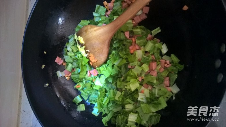 <a href=/shicai/mimian/HeiMi/index.html target=_blank><u>黑米</u></a>蛋炒饭的做法