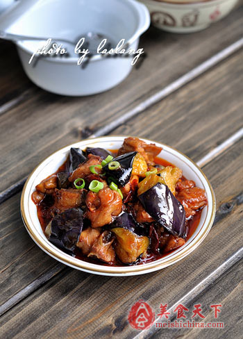 香辣<a href=/shicai/rouqin/ZhengJi/index.html target=_blank><u>鸡肉</u></a><a href=/shicai/shucai/QieZi/index.html target=_blank><u>茄子</u></a>