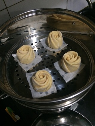 <a href=/shicai/shucai/NanGua/index.html target=_blank><u>南瓜</u></a>玫瑰馒头