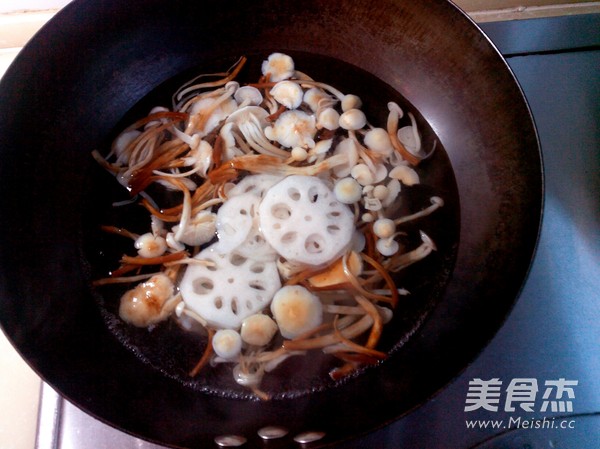 金针莲<a href=/shicai/shucai/Ou/index.html target=_blank><u>藕</u></a>汤的做法