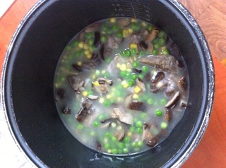 <a href=/shicai/rouqin/PaiGu/index.html target=_blank><u>排骨</u></a>杂蔬饭