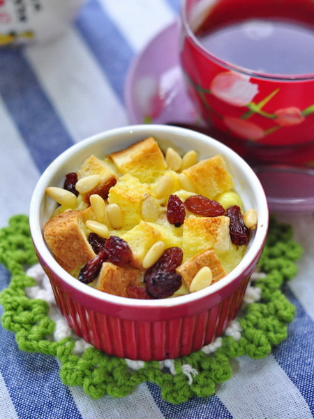 <a href=/shicai/mimian/MianBao/index.html target=_blank><u>面包</u></a>布丁的做法