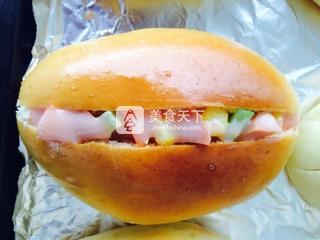 简单色拉<a href=/shicai/mimian/MianBao/index.html target=_blank><u>面包</u></a>