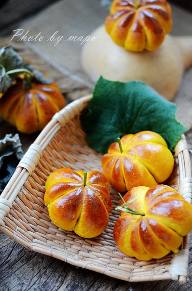 <a href=/shicai/shucai/NanGua/index.html target=_blank><u>南瓜</u></a>小<a href=/shicai/mimian/MianBao/index.html target=_blank><u>面包</u></a>的做法