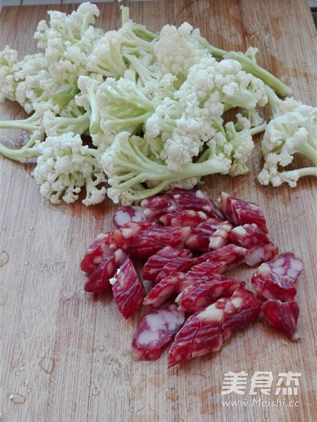 腊肠炒<a href=/shicai/shucai/CaiHua/index.html target=_blank><u>菜花</u></a>的做法