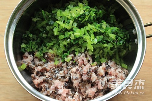 黑<a href=/shicai/shucai/MuEr/index.html target=_blank><u>木耳</u></a><a href=/shicai/shucai/QinCai/index.html target=_blank><u>芹菜</u></a>肉饺子的做法