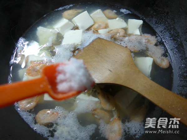 咸味虾花螺<a href=/shicai/mimian/DouFu/index.html target=_blank><u>豆腐</u></a>汤的做法