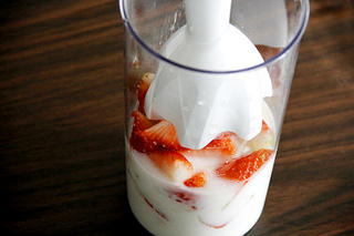 <a href=/shicai/guopin/CaoMei/index.html target=_blank><u>草莓</u></a>奶昔思慕雪