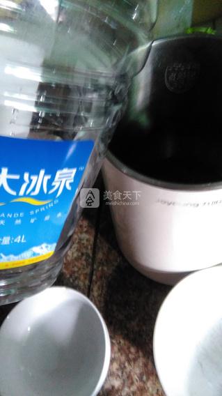 养生<a href=/shicai/mimian/HeiMi/index.html target=_blank><u>黑米</u></a>粥