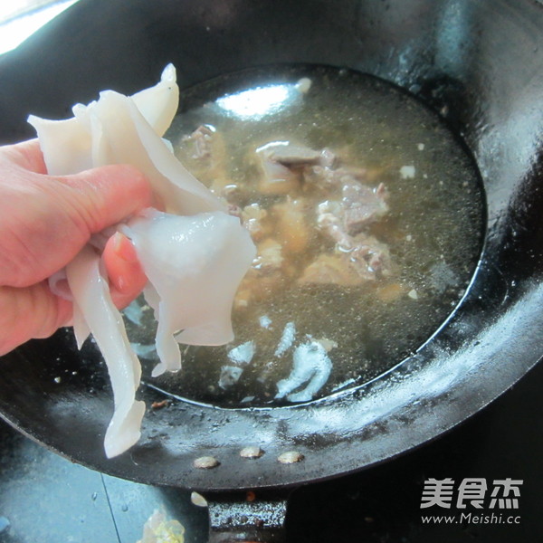 <a href=/shicai/rouqin/PaiGu/index.html target=_blank><u>排骨</u></a><a href=/shicai/mimian/FenPi/index.html target=_blank><u>粉皮</u></a>汤的做法