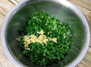 <a href=/shicai/shucai/JiuCai/index.html target=_blank><u>韭菜</u></a><a href=/shicai/rouqin/JiDan/index.html target=_blank><u>鸡蛋</u></a>馅饼