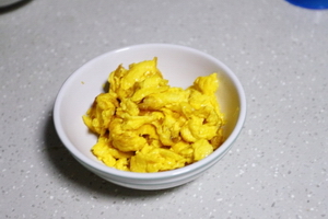 拌<a href=/shicai/shucai/BoCai/index.html target=_blank><u>菠菜</u></a><a href=/shicai/rouqin/JiDan/index.html target=_blank><u>鸡蛋</u></a>步骤2