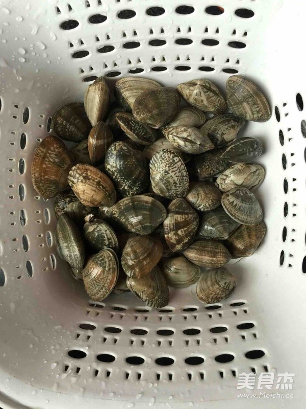 辣炒<a href=/shicai/shuichanpin/HuaGe/index.html target=_blank><u>花蛤</u></a>的做法