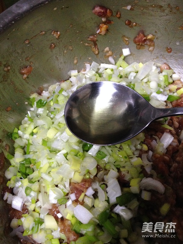 <a href=/shicai/shucai/LuoBo/index.html target=_blank><u>萝卜</u></a><a href=/shicai/rouqin/ZhuRou/index.html target=_blank><u>猪肉</u></a>包的做法