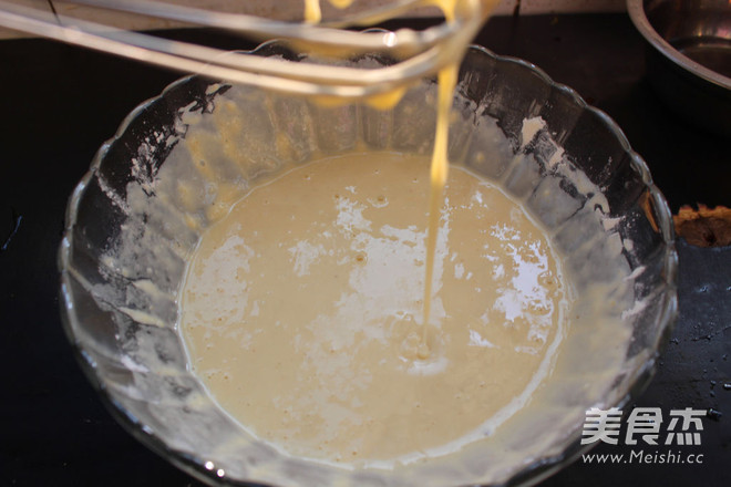 油炸<a href=/shicai/shucai/XiangYu/index.html target=_blank><u>香芋</u></a>片的做法