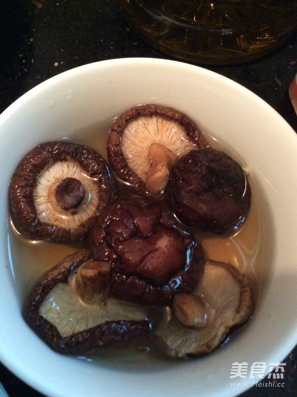 美味清淡粥(瘦肉<a href=/shicai/rouqin/ZhuGan/index.html target=_blank><u>猪肝</u></a><a href=/shicai/shucai/XiangGu/index.html target=_blank><u>香菇</u></a><a href=/shicai/shucai/JieCai/index.html target=_blank><u>芥菜</u></a>粥)的做法