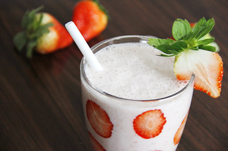 <a href=/shicai/guopin/CaoMei/index.html target=_blank><u>草莓</u></a>奶昔思慕雪