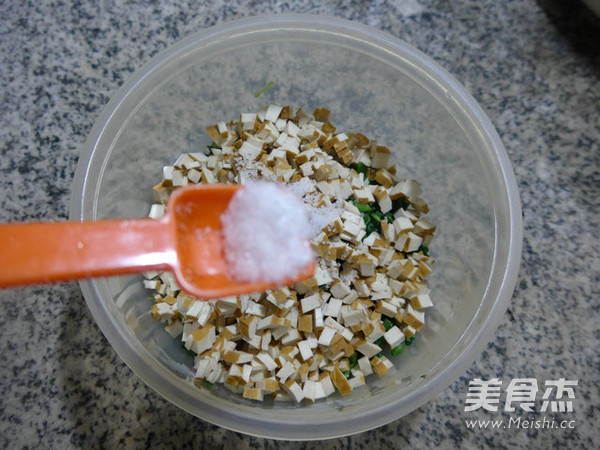 <a href=/shicai/mimian/XiangGan/index.html target=_blank><u>香干</u></a>蒿菜馅春卷的做法