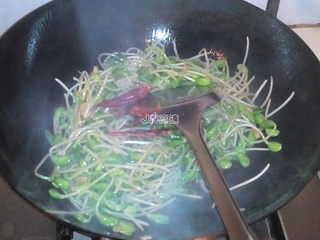 干煸<a href=/shicai/mimian/QingDou/index.html target=_blank><u>青豆</u></a>芽