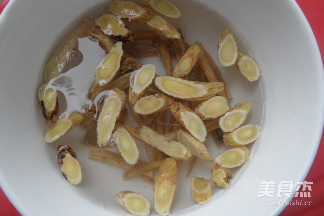 五指毛<a href=/shicai/guopin/Tao/index.html target=_blank><u>桃</u></a><a href=/shicai/yaoshi/DangShen/index.html target=_blank><u>党参</u></a>北芪鸡汤的做法