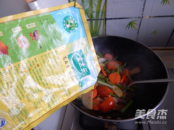 香辣<a href=/shicai/shucai/TuDou/index.html target=_blank><u>土豆</u></a>蒜苔炒肉的做法