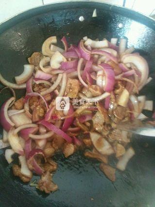 <a href=/shicai/shucai/YangCong/index.html target=_blank><u>洋葱</u></a>炒肉