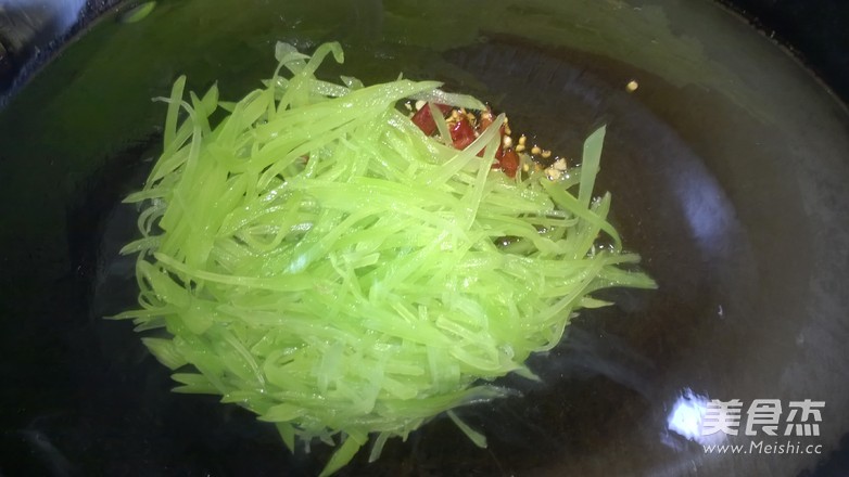 清炒<a href=/shicai/shucai/WoSun/index.html target=_blank><u>莴笋</u></a>的做法