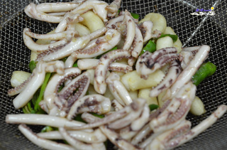 铁板<a href=/shicai/mimian/NianGao/index.html target=_blank><u>年糕</u></a><a href=/shicai/shuichanpin/YouYu/index.html target=_blank><u>鱿鱼</u></a>须